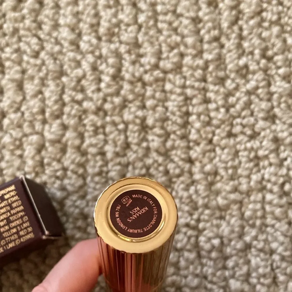 Charlotte Tilbury Matte Revolution Hot Lips Kidman’s Kiss Rose Pink Lipstick